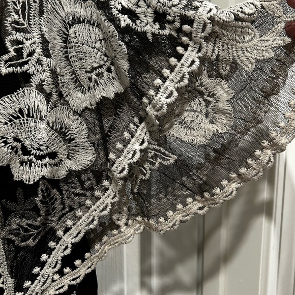 Lot of four  Women’s summer/spring tops - all size large. - Picture 16 of 16